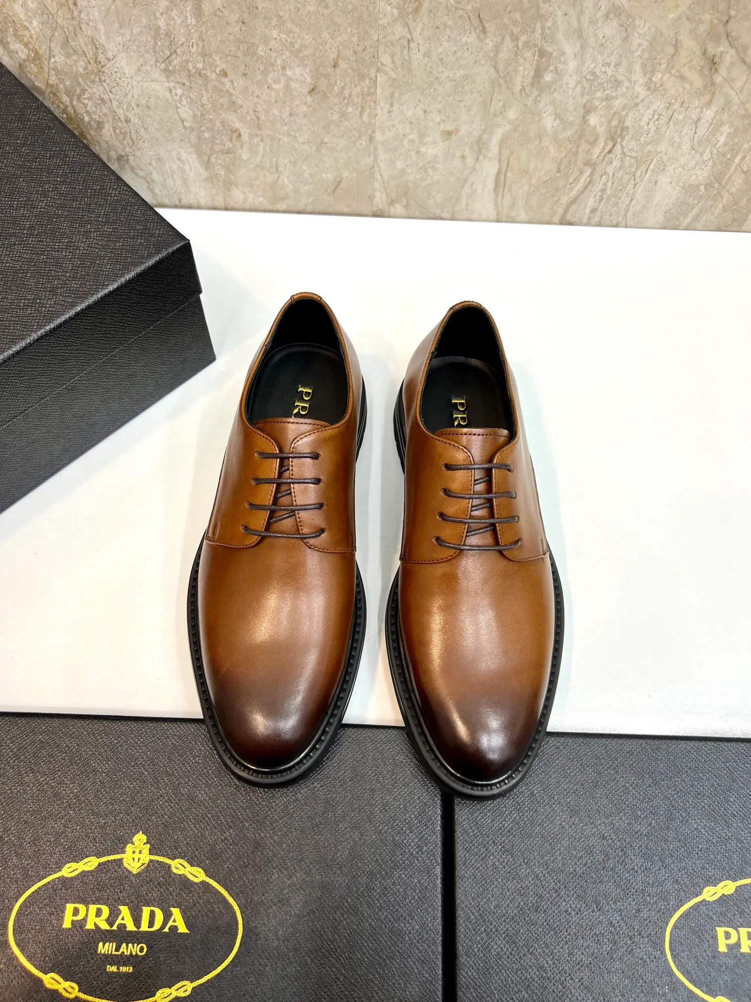 Original order quality: P580 Brand: PRADA (Prada) Standard code: Men's size 38/44 (45 can be customized) Grade: Same style as the official website High-quality men's shoes Material: Original cowhide Water-dyed cowhide lining Rubber outsole Style categories: Men's fashionable formal leather shoes Slip-on men's shoes series Young fashion European and American trends British style Top luxury Color: Actual picture